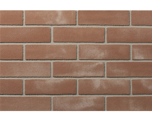 Nahaufnahme einer Mauer aus rotbraunen Ziegelsteinen im Läuferverband mit grauen Fugen.