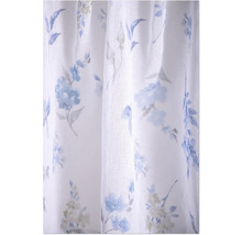 Transparenter Vorhang mit floralem Muster aus blauen Blumen, feine Stoffstruktur.