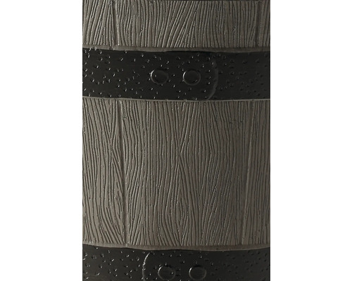 Detailaufnahme einer Regentonne in Holzoptik mit horizontalen Fassreifen und Nieten.