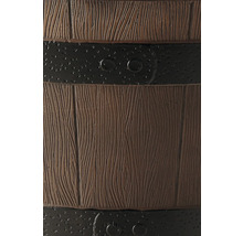 Detailansicht einer Regentonne in Holzoptik mit strukturierten schwarzen Metallbändern und Nieten.