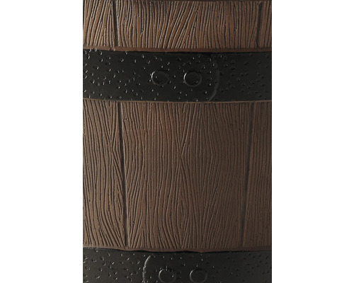 Detailansicht einer Regentonne in Holzoptik mit strukturierten schwarzen Metallbändern und Nieten.