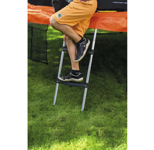 Metallleiter für Trampolin mit zwei Kunststoffstufen, angelehnt an ein Trampolin auf einer Rasenfläche.