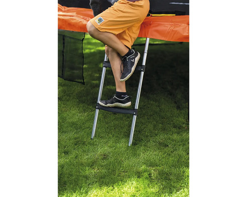 Metallleiter für Trampolin mit zwei Kunststoffstufen, angelehnt an ein Trampolin auf einer Rasenfläche.