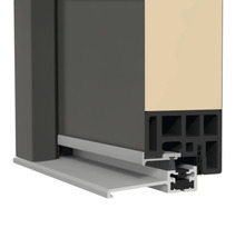 Detailansicht eines Türschwellenprofils mit Dichtung aus Aluminium und Kunststoff.