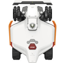 Draufsicht auf einen weißen Mähroboter mit Allradantrieb, schwarzen Profilreifen und einem roten Stop-Knopf.