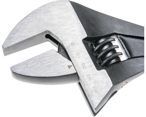 Rollgabelschlüssel aus Stahl in Schwarz und Silber mit Millimeterskala von 0 bis 40.