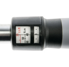 Detailansicht der Skala eines Drehmomentschlüssels mit Anzeigen für Newtonmeter und Foot-Pound.