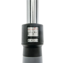Nahaufnahme der Einstellskala eines Drehmomentschlüssels mit Anzeige in Newtonmeter und Pounds an einem schwarzen Griff.