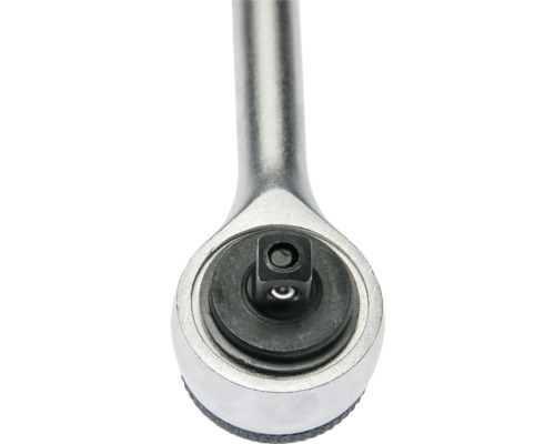Detailaufnahme eines Knarrenkopfs mit schwarzem Vierkantantrieb und silbernem Metallgehäuse.