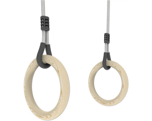 Turnringe aus Holz mit Seilen und schwarzen Kunststoffbefestigungen