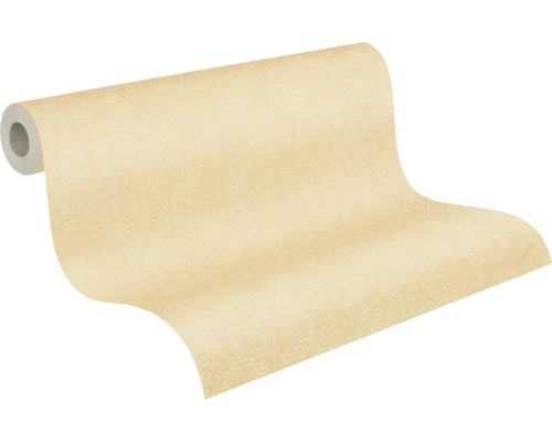 Beige Vliestapete mit feiner Struktur auf einer Rolle.