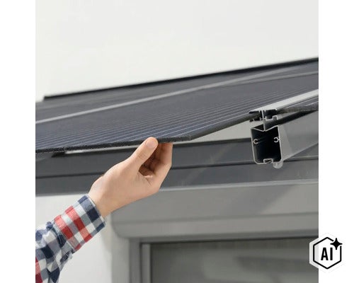 Hand legt ein Terrassendach Paneel in das Aluminiumprofil der Terrassenüberdachung ein. (Image AI modified or generated)