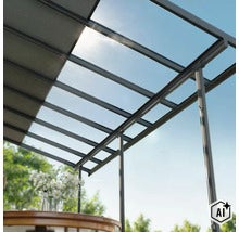 Terrassenüberdachung mit Aluminiumrahmen und teils lichtdurchlässigen Dachelementen vor blauem Himmel. (Image AI modified or generated)