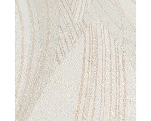Nahaufnahme einer strukturierten beige Tapete mit einem Muster aus abstrakten Wellenlinien und einer leicht schimmernden Oberfläche.