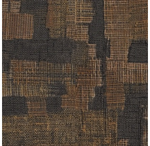 Strukturierte Tapete mit gewebtem Patchwork-Muster in Braun und Schwarz.