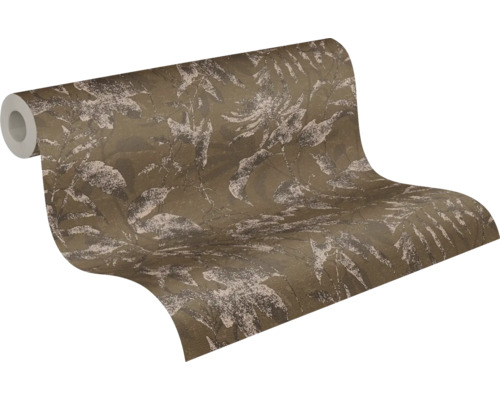 Vliestapete mit botanischem Blattmuster in Braun und Beige, leicht strukturierte Oberfläche.