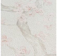 Strukturierte Vliestapete mit Kirschblütenmuster und Zweigen. Detailaufnahme der Oberfläche.