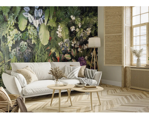 Wohnzimmer mit Fototapete mit tropischen Pflanzen, weißem Sofa und Holzmöbeln. Heller, organisierter Raum mit Parkettboden.