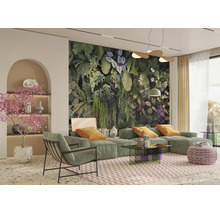 Modernes Wohnzimmer mit großer Dschungel-Fototapete, grünem Modulsofa, Sessel, Glastisch und botanischer Dekoration.