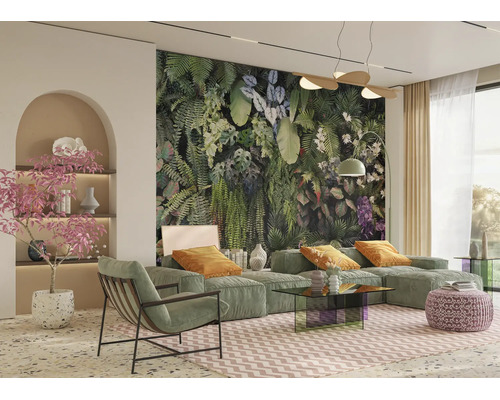 Modernes Wohnzimmer mit großer Dschungel-Fototapete, grünem Modulsofa, Sessel, Glastisch und botanischer Dekoration.