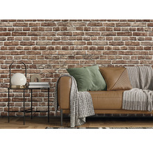 Vlies-Tapete in Backstein-Optik in einem Wohnzimmer im Industrial-Style mit Sofa, Beistelltisch und Textilien.