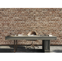 Vliestapete in Backsteinoptik an der Wand eines modern eingerichteten Arbeitszimmers mit Schreibtisch.