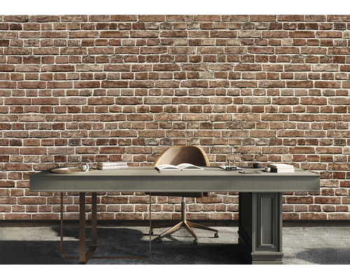 Vliestapete in Backsteinoptik an der Wand eines modern eingerichteten Arbeitszimmers mit Schreibtisch.