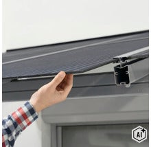 Hand legt ein Terrassendach Paneel in das Aluminiumprofil der Terrassenüberdachung ein. (Image AI modified or generated)