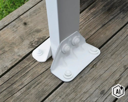 Pfostenfuß für Pergola zur Montage auf einem Holzuntergrund. (Image AI modified or generated)
