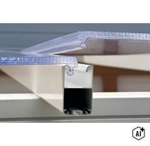 Doppelstegplatte aus Polycarbonat mit passendem Aluminiumprofil zur Montage (Image AI modified or generated)