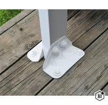 Pfostenfuß für Pergola zur Montage auf einem Holzuntergrund. (Image AI modified or generated)