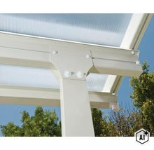Detailansicht der Pfostenverbindung einer Terrassenüberdachung mit Aluminiumprofilen und Polycarbonat Stegplatten. (Image AI modified or generated)