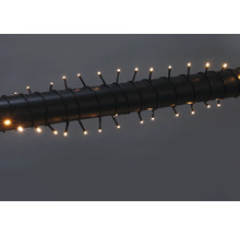 LED-Lichterkette mit warmweißen Dioden, um ein dunkles Rohr gewickelt.