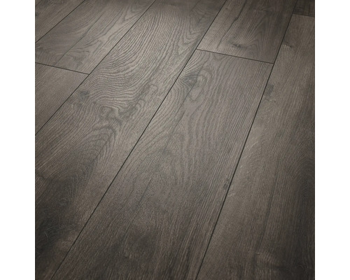 Laminatboden in dunkler Holzoptik mit ausgeprägter Maserung und Struktur.