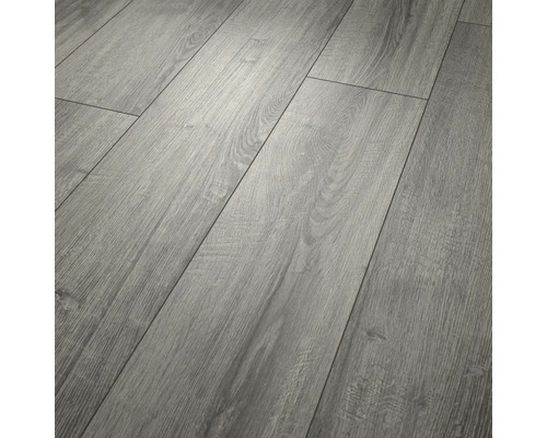 Laminatboden in Eichenoptik grau mit strukturierter Oberfläche und Holzmaserung.