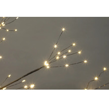 Brauner LED-Zweig mit warmweißen Mikro-LEDs an biegsamen Drähten für dekorative Beleuchtung.