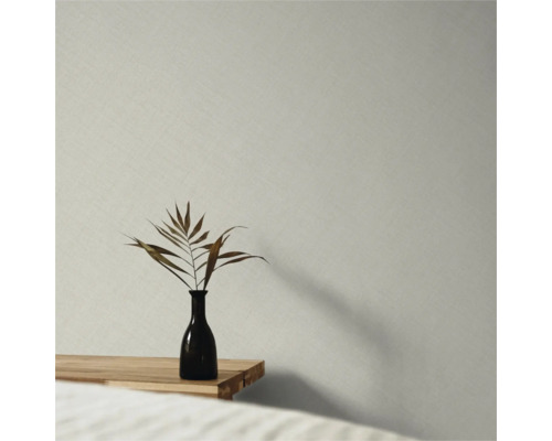 Vliestapete mit feiner Leinenstruktur in einem minimalistischen Raum mit Holztisch und Vase.