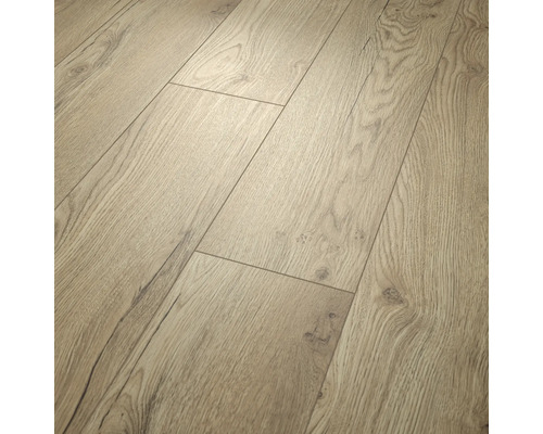 Laminatboden in Eichenoptik mit authentischer Holzmaserung und Astlöchern.