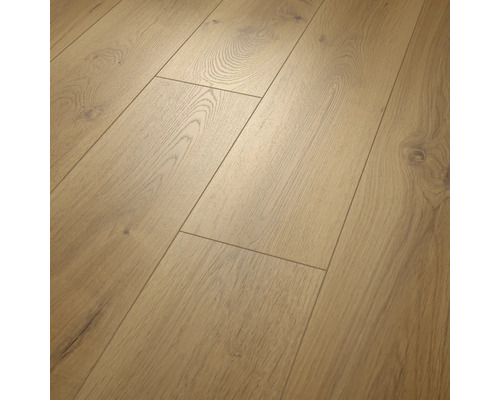 Laminatboden in Eichenoptik mit authentischer Holzmaserung und sichtbaren Ästen.