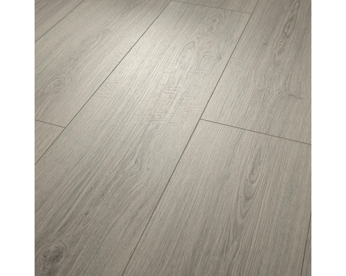 Laminatboden in hellgrauer Eichenoptik mit strukturierter Holzmaserung und V-Fuge.