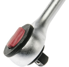 Nahaufnahme eines Knarrenkopfs aus Metall mit rotem Umschalthebel und schwarzem Einstellrad.