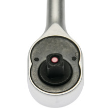 Nahaufnahme eines Knarrenkopfs aus Metall mit Vierkantantrieb und rotem Druckknopf zur Schnellentriegelung.