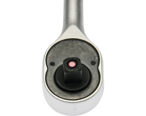 Nahaufnahme eines Knarrenkopfs aus Metall mit Vierkantantrieb und rotem Druckknopf zur Schnellentriegelung.