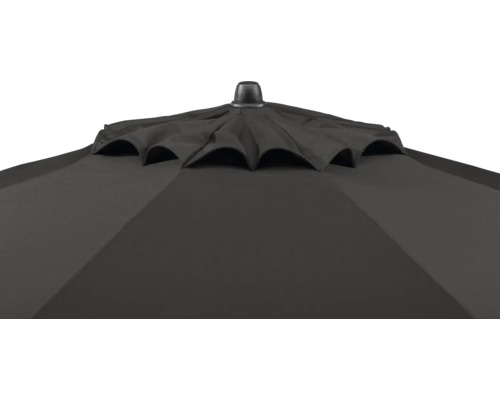 Nahaufnahme der Windöffnung eines schwarzen Sonnenschirms aus Stoff.