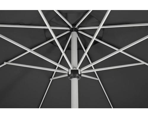 Sonnenschirm Innenansicht mit Metallgestell und anthrazitfarbenem Stoff.