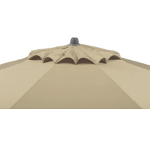 Detailansicht der Oberseite eines beigen Sonnenschirms mit integrierter Windöffnung zur Belüftung.