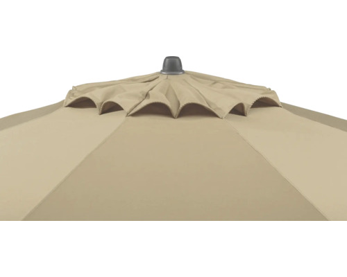 Detailansicht der Oberseite eines beigen Sonnenschirms mit integrierter Windöffnung zur Belüftung.