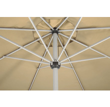 Detailansicht der internen Metallstreben und der Stoffbespannung eines Sonnenschirms.