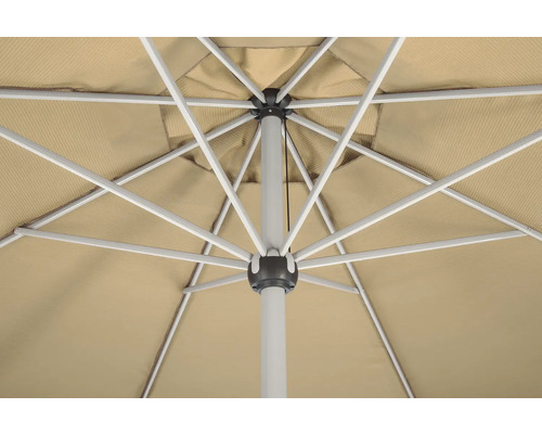 Detailansicht der internen Metallstreben und der Stoffbespannung eines Sonnenschirms.