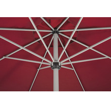 Unteransicht eines roten Sonnenschirms mit grauem Metallrahmen und stabilen Streben.